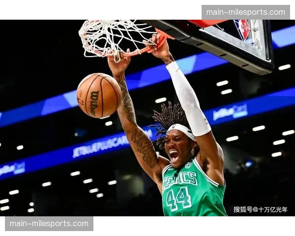 镜头记录：毕包前锋威廉姆斯连续三次前场抢断迫使对手开大脚