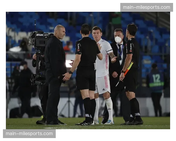 意甲-国际米兰2-0客胜尤文图斯，领先优势扩大至14分