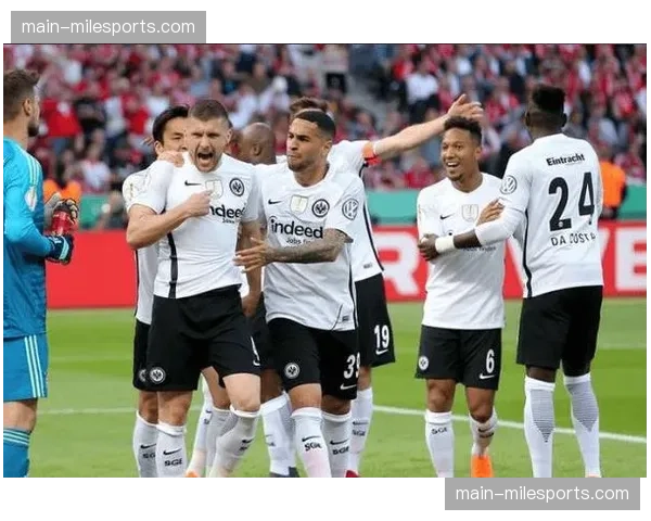 斯图加特主场迎战汉堡，争夺欧冠席位关键战役